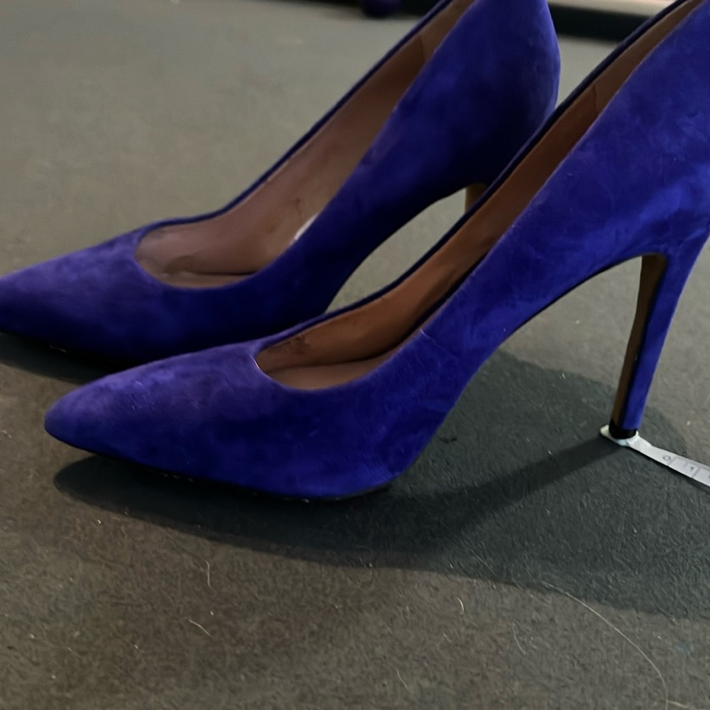 Size 8 suede pumps like new conditions. Purple.